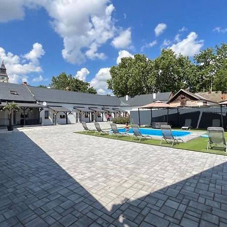 Adel Apartman Kisujszallas Buitenkant foto
