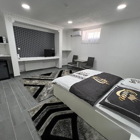 Adel Apartman Kisujszallas Buitenkant foto