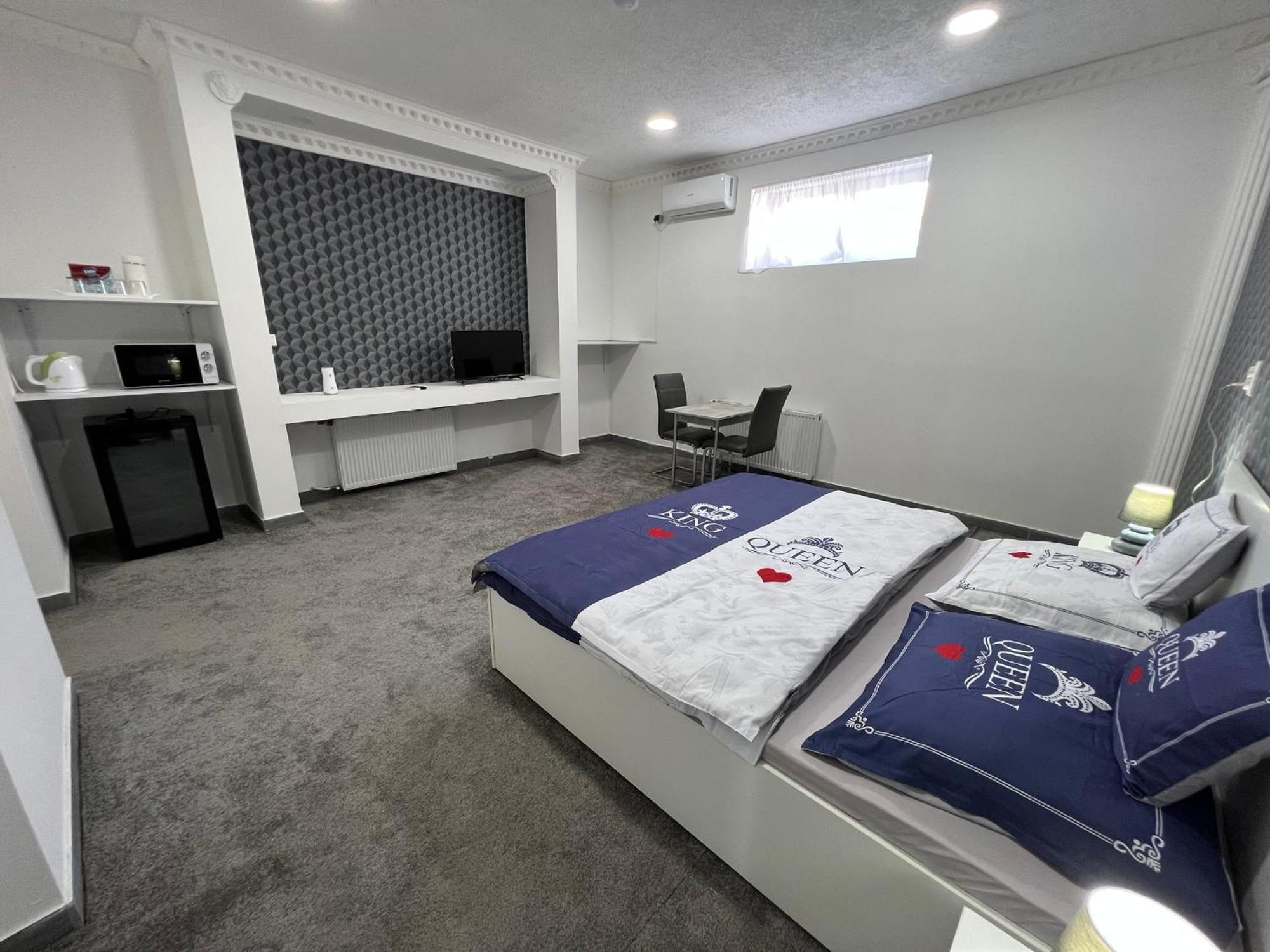 Adel Apartman Kisujszallas Buitenkant foto