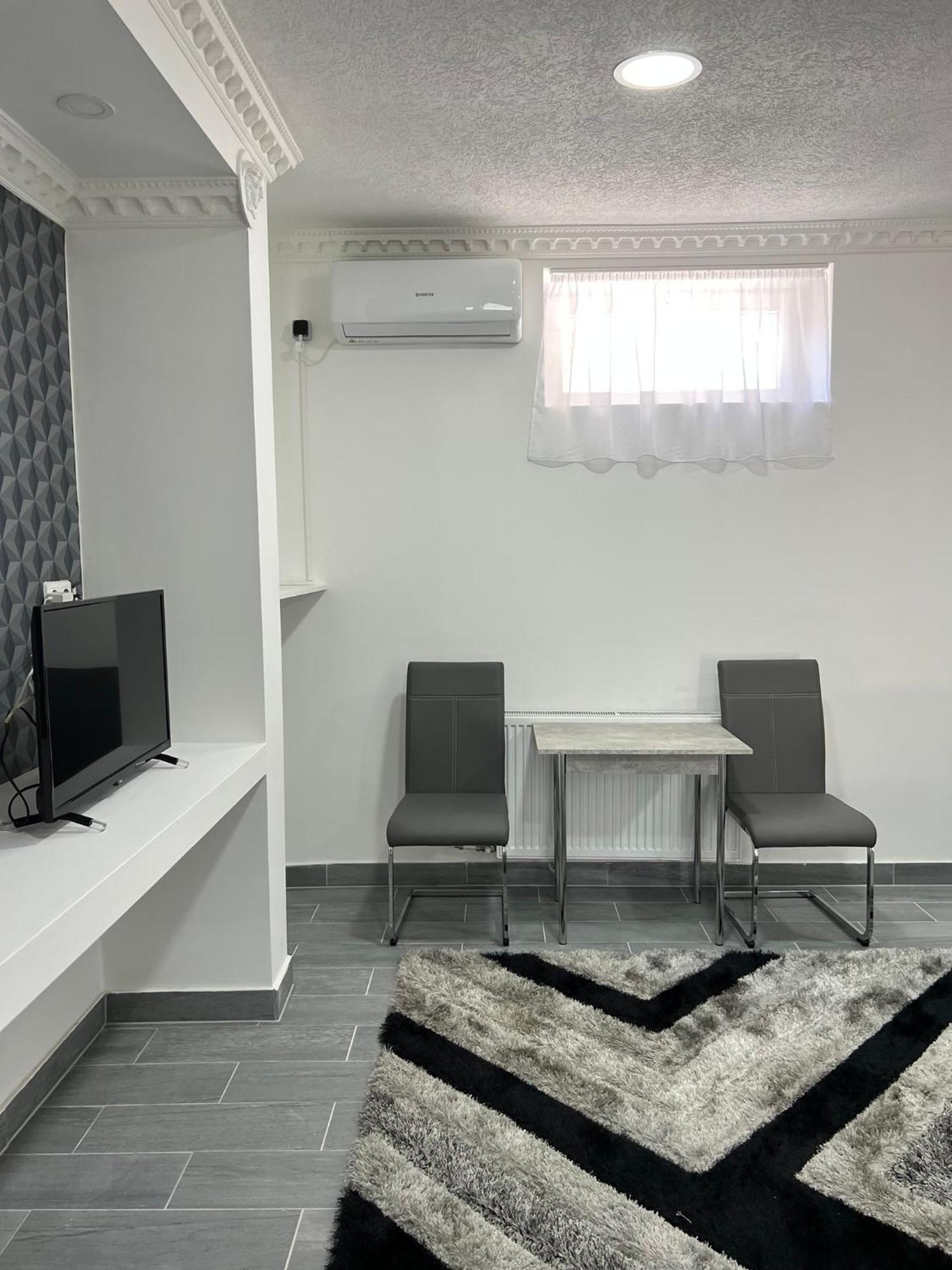 Adel Apartman Kisujszallas Buitenkant foto