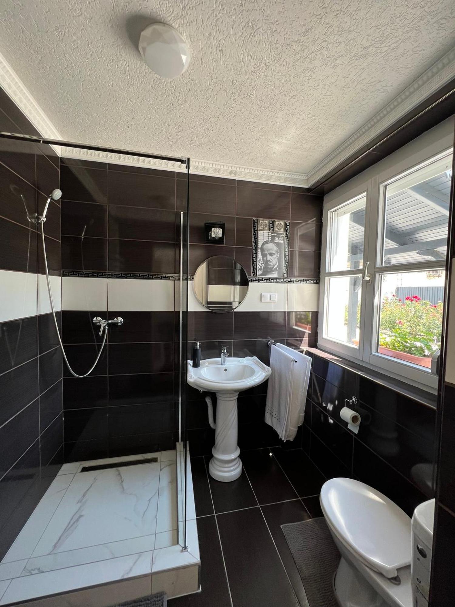 Adel Apartman Kisujszallas Buitenkant foto