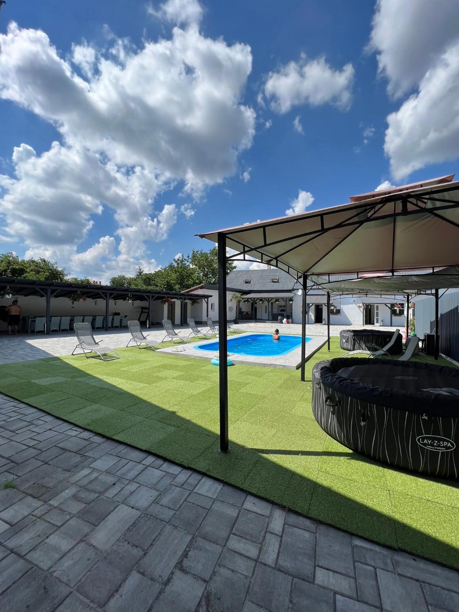 Adel Apartman Kisujszallas Buitenkant foto
