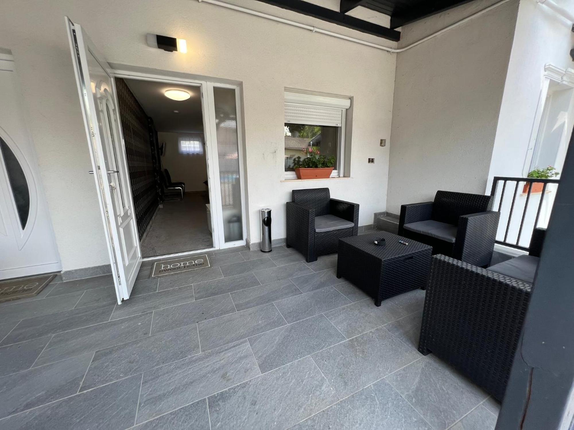 Adel Apartman Kisujszallas Buitenkant foto