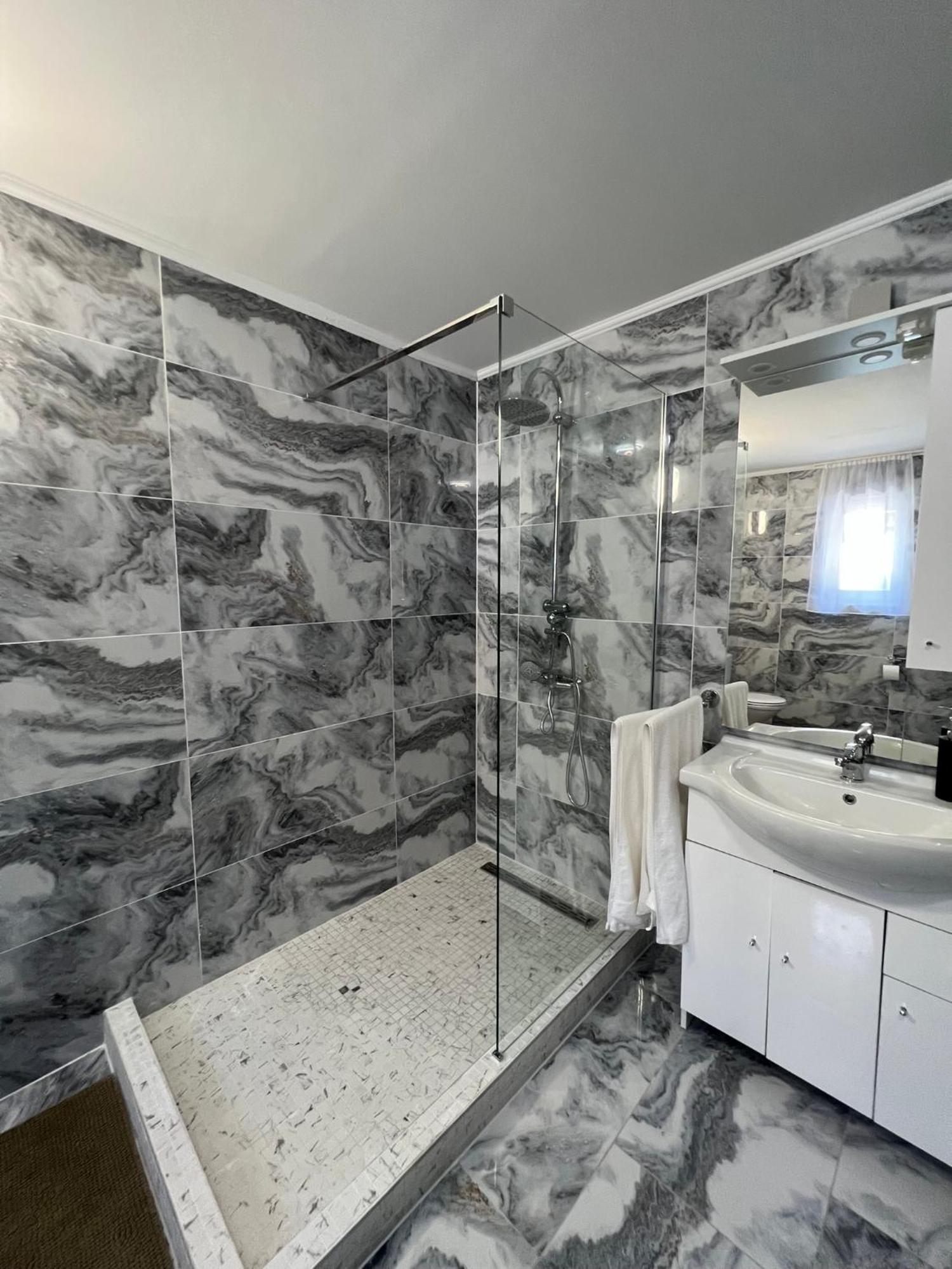 Adel Apartman Kisujszallas Buitenkant foto