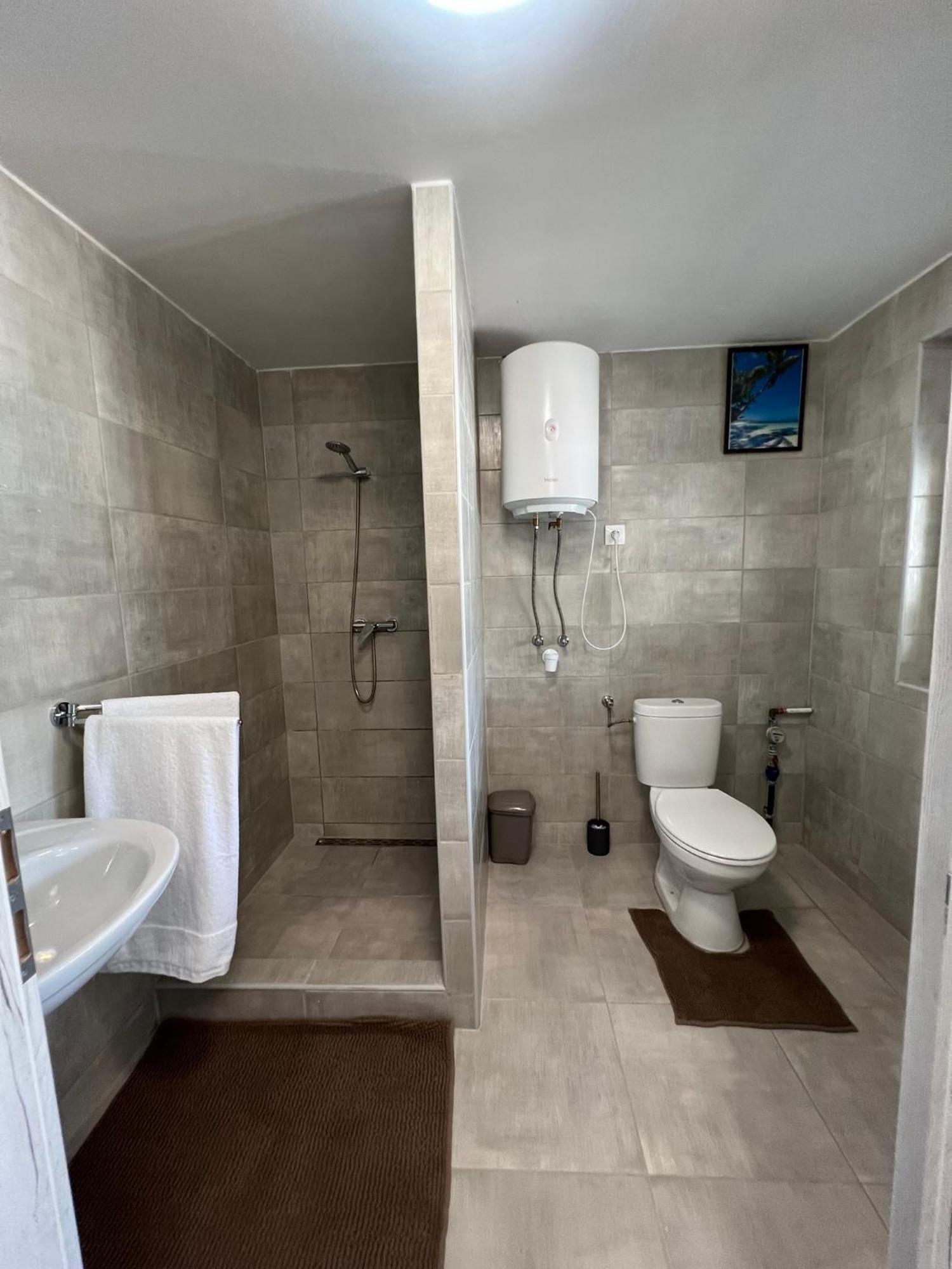Adel Apartman Kisujszallas Buitenkant foto