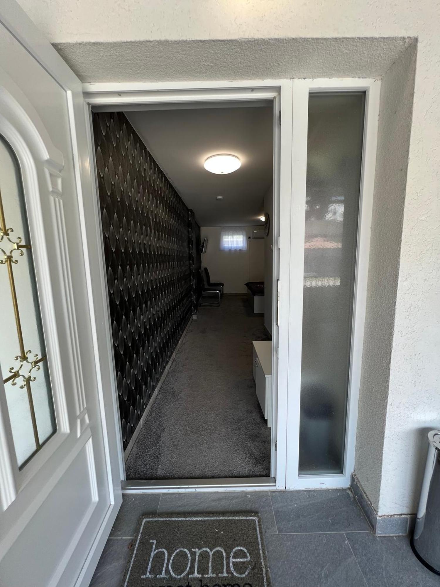 Adel Apartman Kisujszallas Buitenkant foto