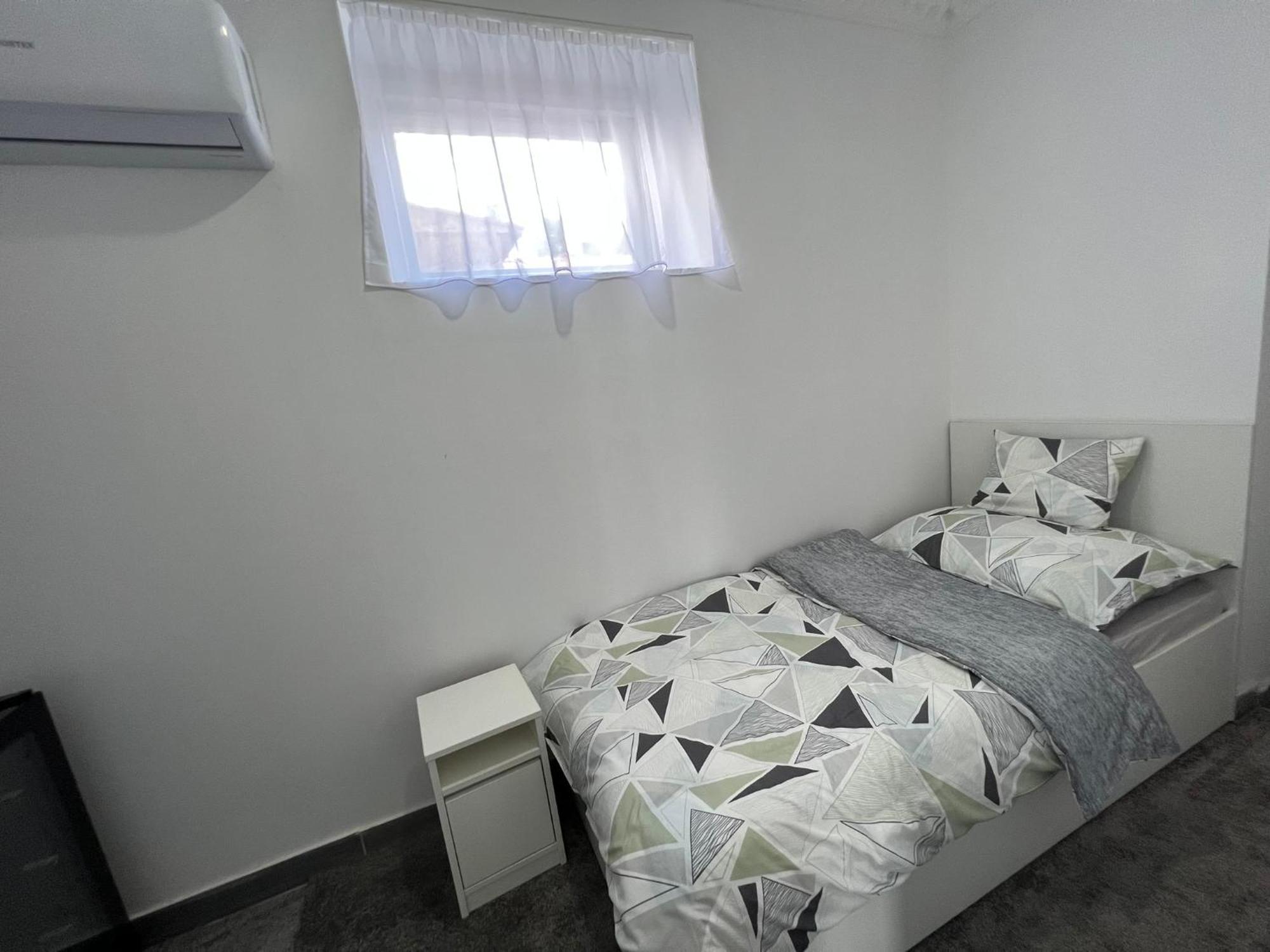 Adel Apartman Kisujszallas Buitenkant foto