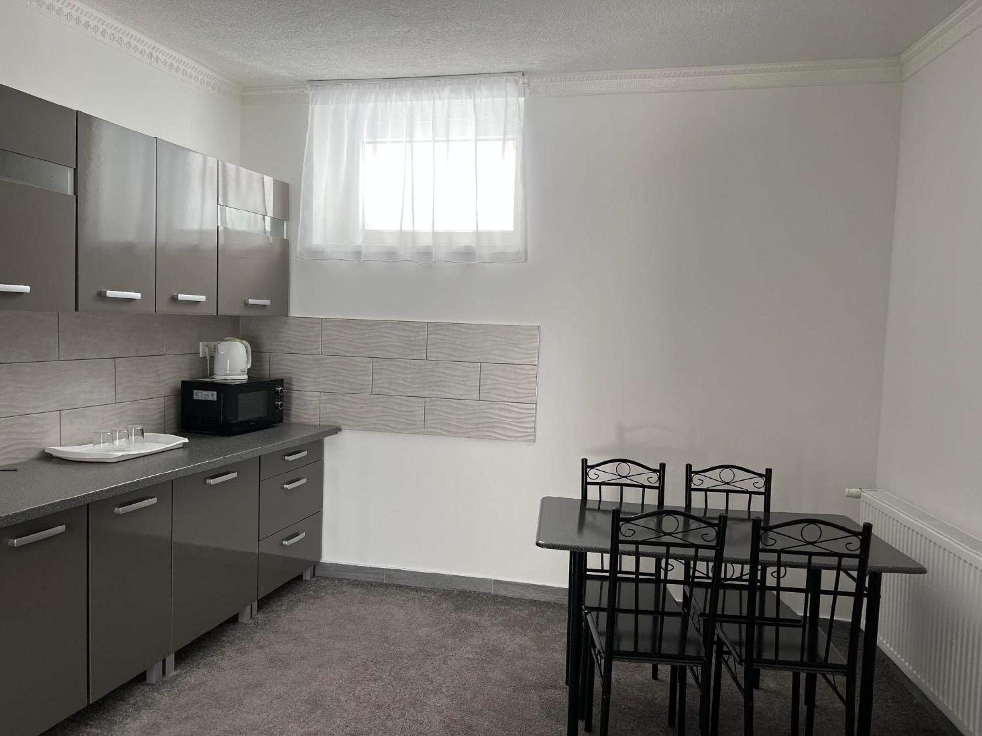 Adel Apartman Kisujszallas Buitenkant foto