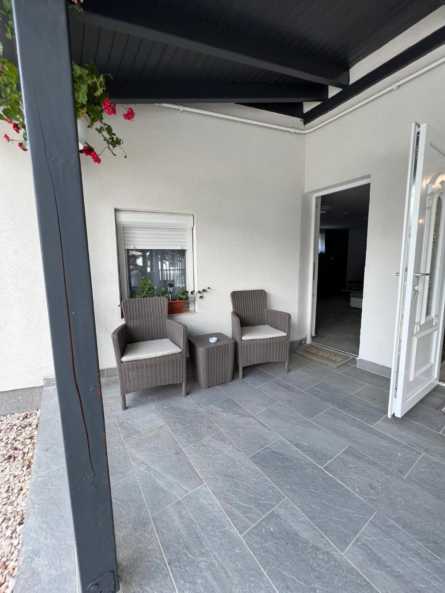 Adel Apartman Kisujszallas Buitenkant foto